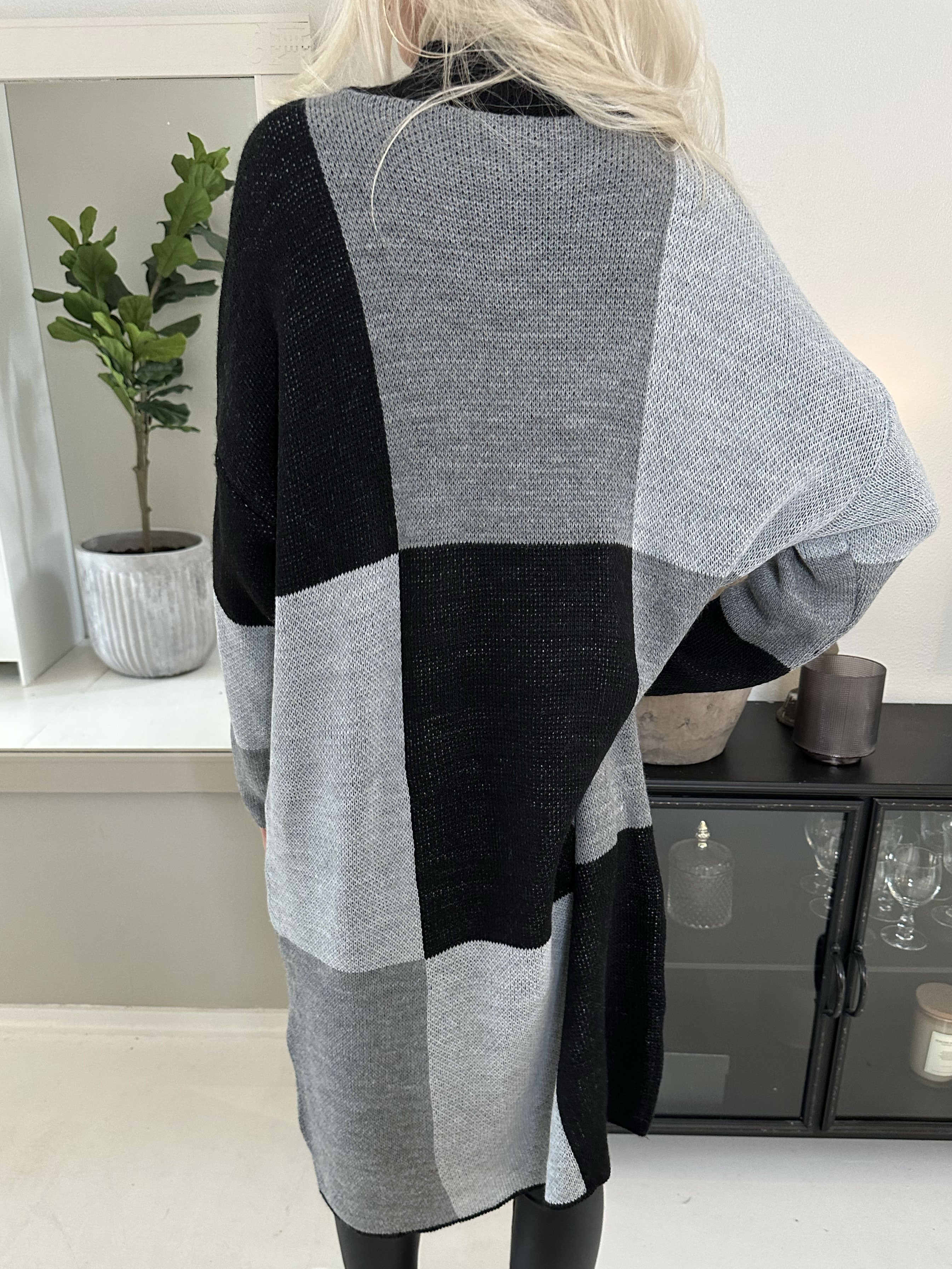 Malika - Lång rutig stickad klänning med rullkrage